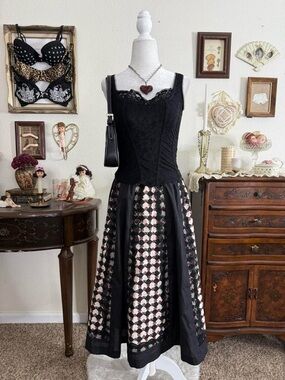vintage whimsical quirky floral patchwork and lace midi skirt w pockets | size L